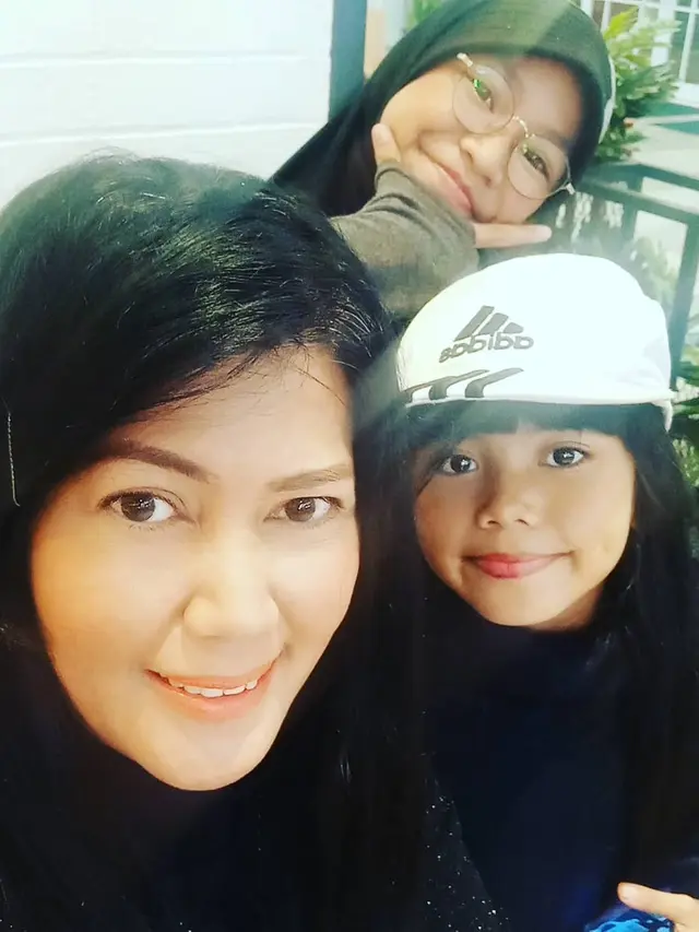 Kerap Berperan Antagonis, Ini 6 Potret Kebersamaan Helsi Herlinda dan Anak