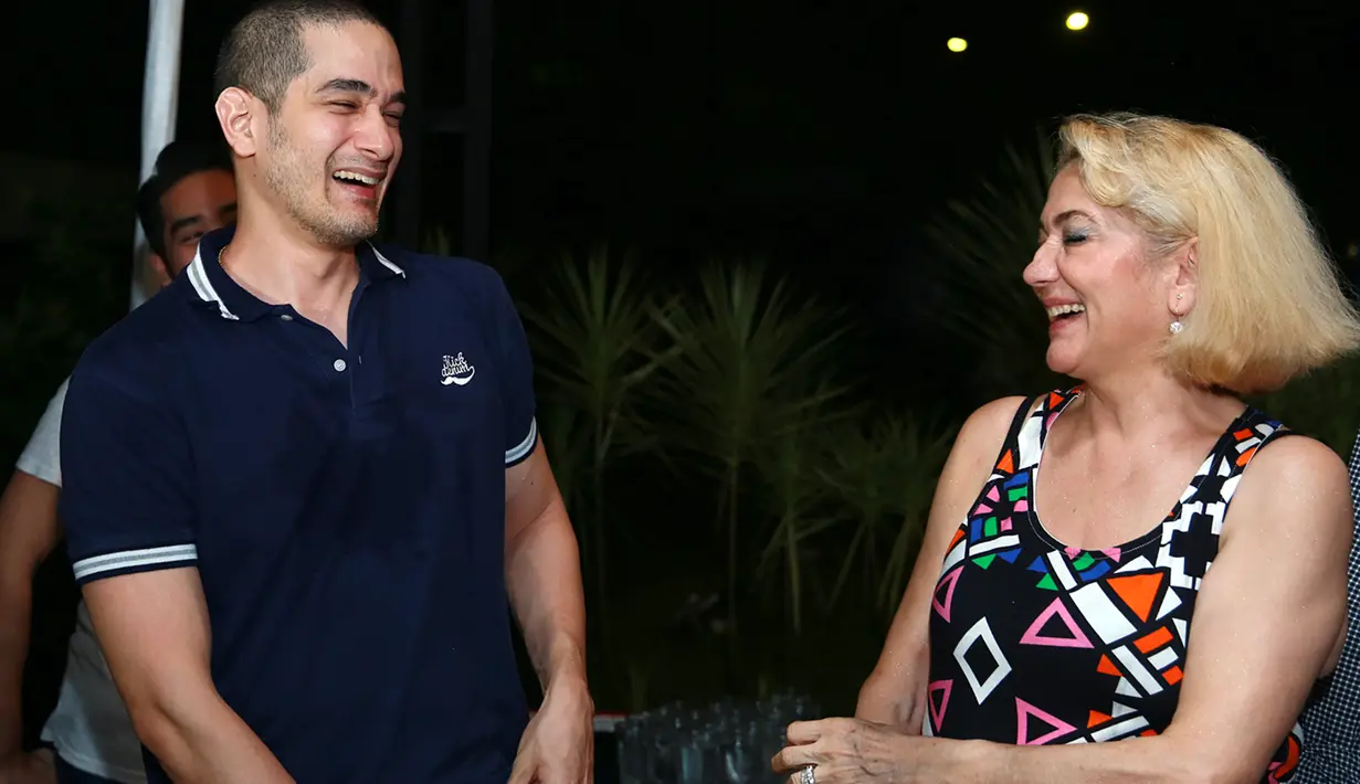 Natal tahun 2015 menjadi perayaan yang membahagiakan bagi Okan Kornelius. Bagaimana tidak, di hari yang spesial tersebut Okan Kornelius merayakannya bersama ibu kandungnya yang sebelumnya lama berpisah darinya. (Deki Prayoga/Bintang.com)