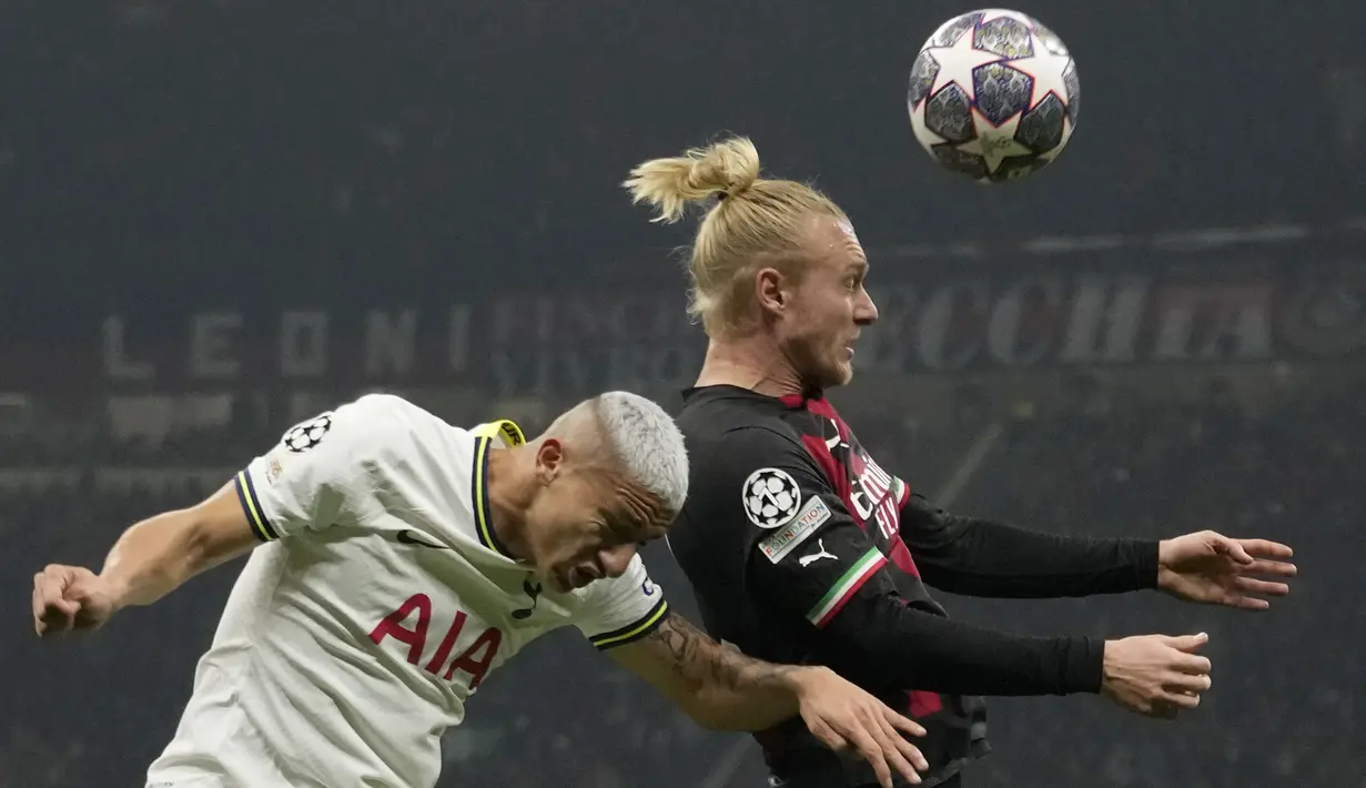 <p>Bek AC Milan, Simon Kjaer menyundul bola melewati penyerang Tottenham Hotspur, Richarlison selama pertandingan leg pertama babak 16 besar Liga Champions di stadion San Siro di Milan, Italia, Rabu (15/2/2023). AC Milan menang tipis atas Tottenham dengan skor 1-0. (AP Photo/Luca Bruno)</p>