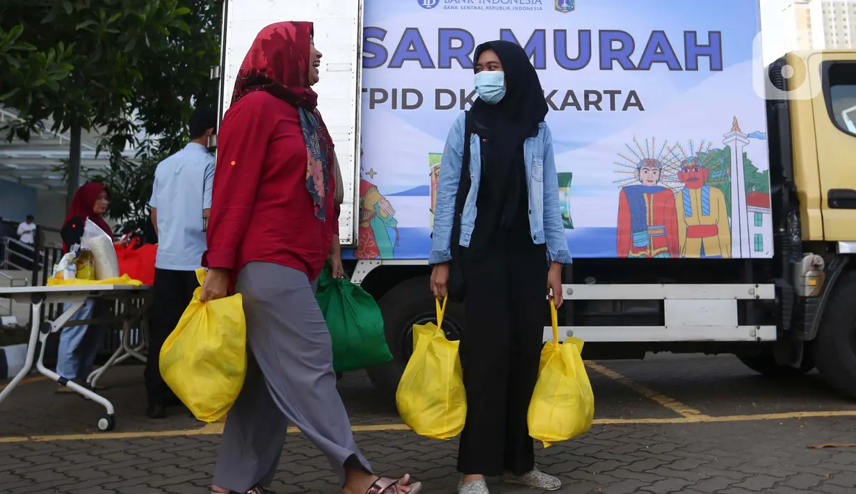 Paket sembako tersebut diantaranya terdiri dari beras premium, telur, gula serta tepung terigu. (Liputan6.com/Angga Yuniar)