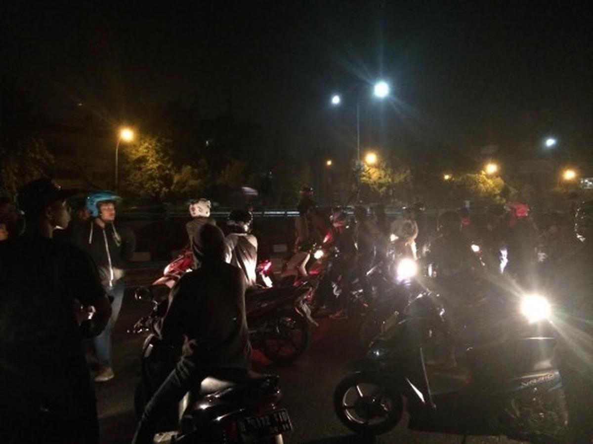 Beginilah aksi anarkis massa mencari pendukung Persib di jalan tol