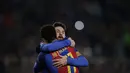Lionel Messi memeluk Neymar usai mencetak gol ke gawang Real Sociedad pada laga perempat final Copa del Rey di Camp Nou, Barcelona 926/1/2017). Barcelona menang 5-2. (AP/Manu Fernandez)