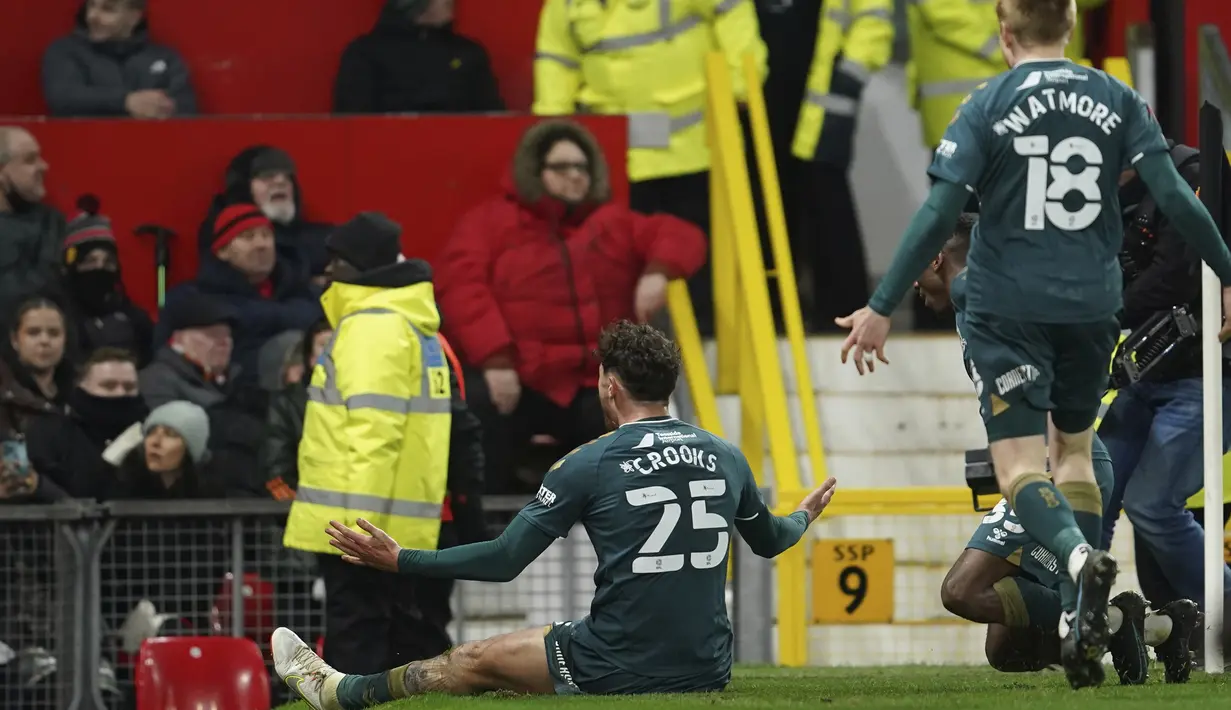 Fokus menyerang, MU malah kebobolan pada menit ke-63. Middlesbrough menyamakan skor 1-1 melalui Matt Crooks usai menerima umpan Duncan Watmore. Meski sempat diprotes para pemain MU akibat Duncan Watmore terindikasi handball, gol tetap disahkan melalui tinjauan VAR. (AP/Jon Super)