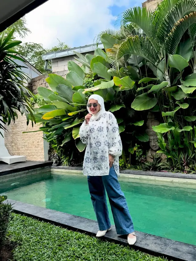 Potret Adelia Istri Pasha Pakai Hijab Meleyot, Intip Padu Padannya yang Modis dan Elegan