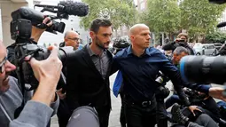 Penjaga gawang Tottenham Hotspur, Hugo Lloris tiba di Westminster Magistrates Court, London (12/9). Pemain berusia 31 tahun menyampaikan permintaan maafnya terkait aksi tak terpuji yang dia lakukan. (AFP Photo/Tolga Akmen)