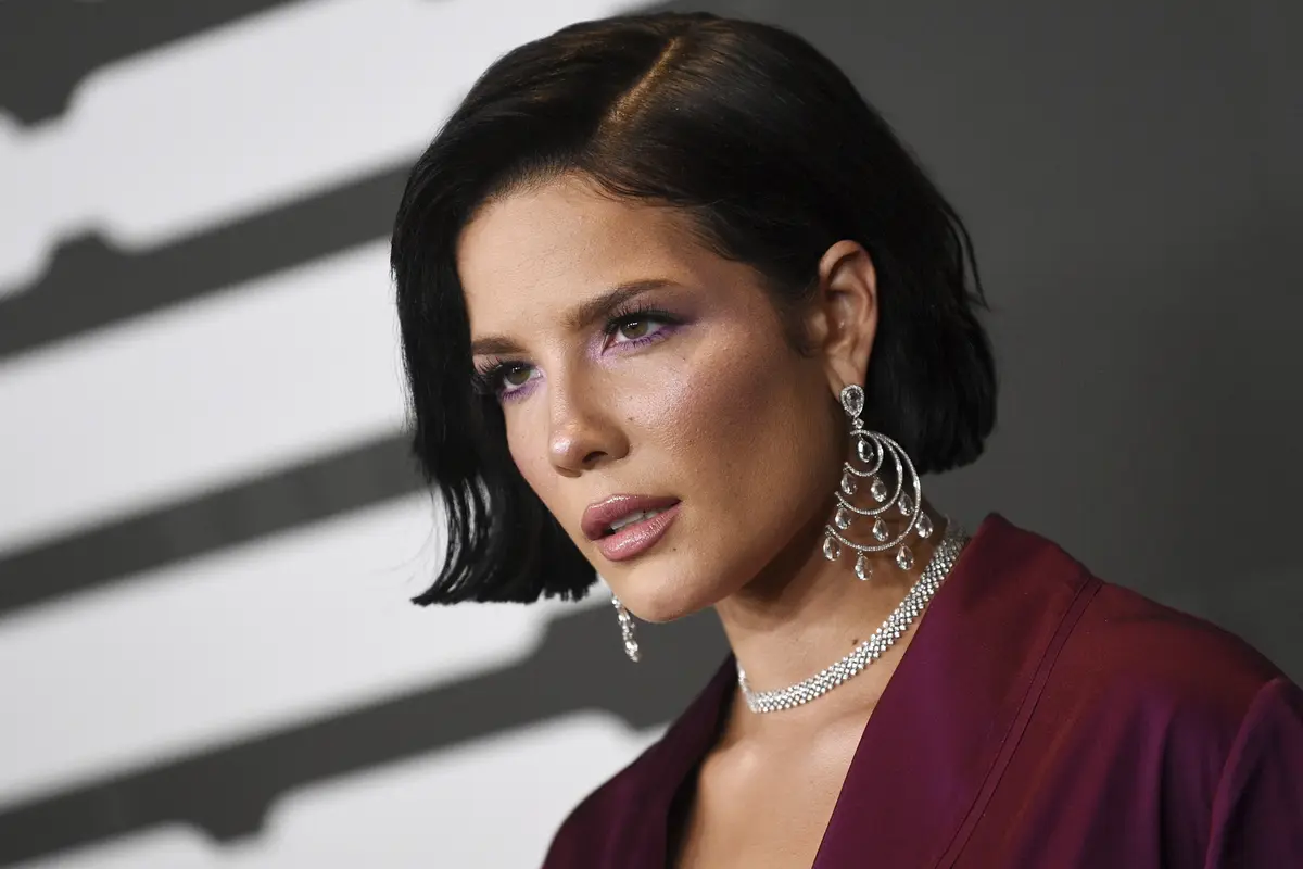 Pakai Piyama Seksi, Halsey Pamer Paha Bertato di NYFW