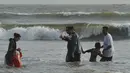 Warga Pakistan mendinginkan diri di pantai Clifton selama gelombang panas yang terjadi di Karachi, Senin (21/5). Lebih dari 60 orang tewas akibat gelombang panas terik yang melanda Karachi, Pakistan, dalam tiga hari terakhir. (AFP/RIZWAN TABASSUM)