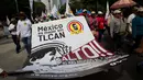Petani Meksiko membentangkan spanduk saat melakukan demontrasi terkait North American Free Trade Agreement (NAFTA) di Mexico City (26/7). (AP Photo / Rebecca Blackwell)