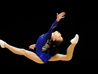 Pesenam putri Tiongkok,  Shang Chunsong, beraksi di nomor lantai dalam final All-Around Wanita Kejuaraan Dunia Senam Artistik 2015 di Hydro Arena, Glasgow, Skotlandia, (29/10/2015). (AFP Photo/Andy Buchanan)