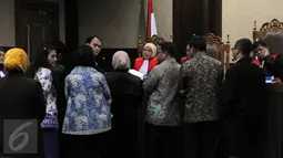Sejumlah saksi berkonsultasi dengan Majelis Hakim dalam sidang lanjutan kasus suap pembangunan jalan Kementerian PUPR di Ambon dengan terdakwa Damayanti Wisnu Putranti di Pengadilan Tipikor, Jakarta, Rabu (20/7). (Liputan6.com/Helmi Afandi)