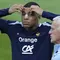 Pemain Prancis, Kylian Mbappe (kiri) di samping pelatih Didier Deschamps saat berlatih jelang laga Grup D melawan Belanda di Home Deluxe Arena Stadium, Paderborn, Jerman, Rabu (19/06/2024) waktu setempat. Mbappe terlihat menggunakan perban hidung setelah mengalami cedera patah tulang hidung pada laga Grup D Prancis melawan Austria Selasa (18/06/2024) WIB lalu. (AP Photo/Hassan Ammar)