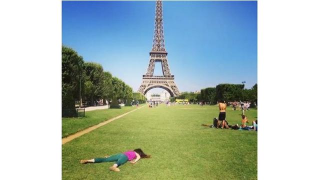 Kocak Banget, Ini 7 Potret Pose ‘Mati’ yang Dilakukan Wanita Di Tempat Wisata