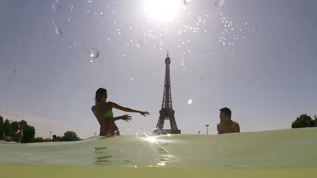 Berendam di Kolam Menara Eiffel