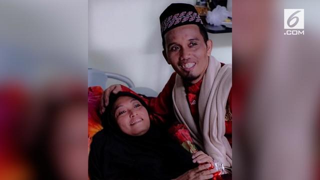 Istri ustaz Maulana, Hj. Nur Aliyah meninggal di Makassar, Sulawesi Selatan. Almarhumah meninggal karena penyakit kanker usus.