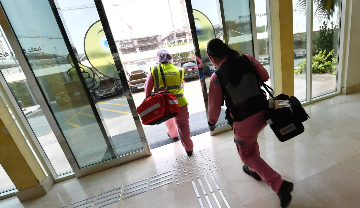 Dokter Filipina, Maria Lagbes dan sopir ambulans pink dari tim Women Responders meninggalkan markas layanan ambulans di Dubai, 13 Juli 2017. Tim unit khusus ini terdiri dari empat perempuan yakni, dua petugas medis dan dua sopir. (GIUSEPPE CACACE/AFP)