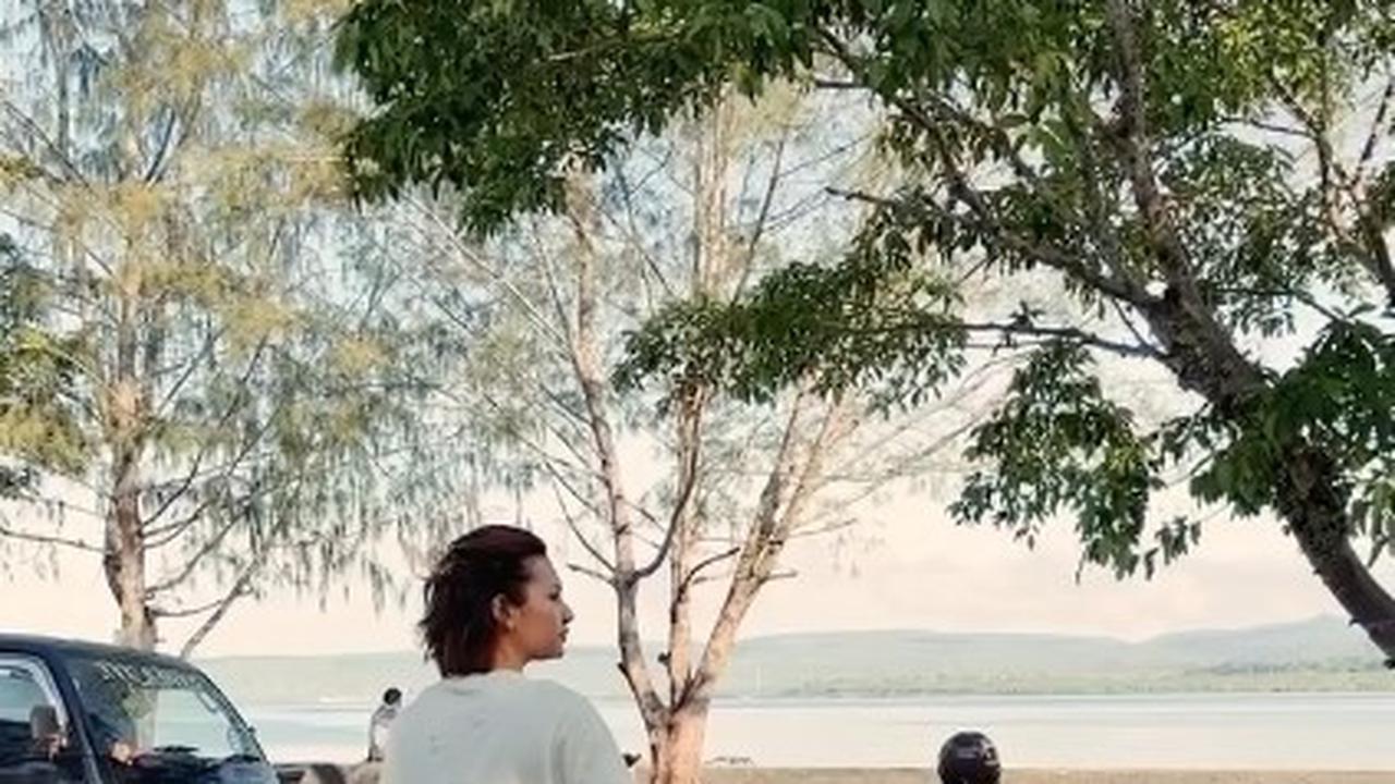 Dipuji Sederhana, Ini 7 Potret Indah Permatasari Sarapan di Pinggir Jalan - Nikmati Pemandangan di Kampung Halaman Suami