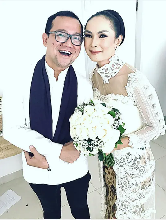 Dari foto dan video yang beredar, pernikahan Kalina Oktarani dengan Muhammad Hendrayan didominasi warna putih. Baik oara tamu dan ruangan bertabur bunga. Beberapa selebriti terlihat hadir termasuk mantan suaminya Deddy Corbuzier. (Instagram/alvinadam1)