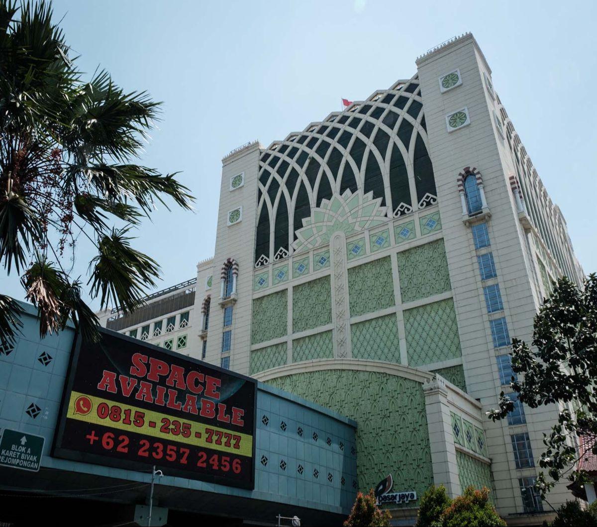 Pemerintah melalui Kementerian Perdagangan resmi melarang social commerce seperti TikTok Shop untuk berjualan. Larangan tersebut diterbitkan setelah sejumlah pasar-pasar konvensional mengalami sepi pengunjung, salah satunya Pasar Tanah Abang.