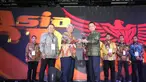 Direktur Transformasi Bisnis PT Pupuk Indonesia Nugroho Christijanto (tengah) mendapatkan penghargaan SRA 2018 Asisten II Setprov Lampung Taufik Hidayat (kanan) dalam acara The 14th SRA di Lampung, Sabtu (8/12). (Liputan6.com/HO/Ines)
