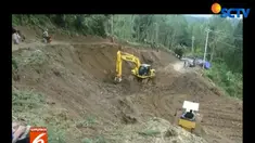 Warga harus ekstra hati-hati melintasi jalur yang longsor. Sebab, dalam kondisi licin dan rawan terjadi longsor susulan.
