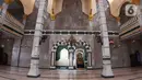 Suasana Masjid Jami' Al Munawwar, Jakarta, Kamis (7/5/2020). Meski di tengah ancaman pandemi COVID-19, sejumlah umat muslim tetap memanfaatkan Masjid Jami' Al Munawwar untuk melaksanakan ibadah di bulan suci Ramadan 1441 H. (Liputan6.com/Helmi Fithriansyah)