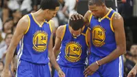 Kevin Durant (kanan) cetak poin tertinggi di game keempat saat Warriors pecundangi Spurs (AP Photo/Ronald Cortes)