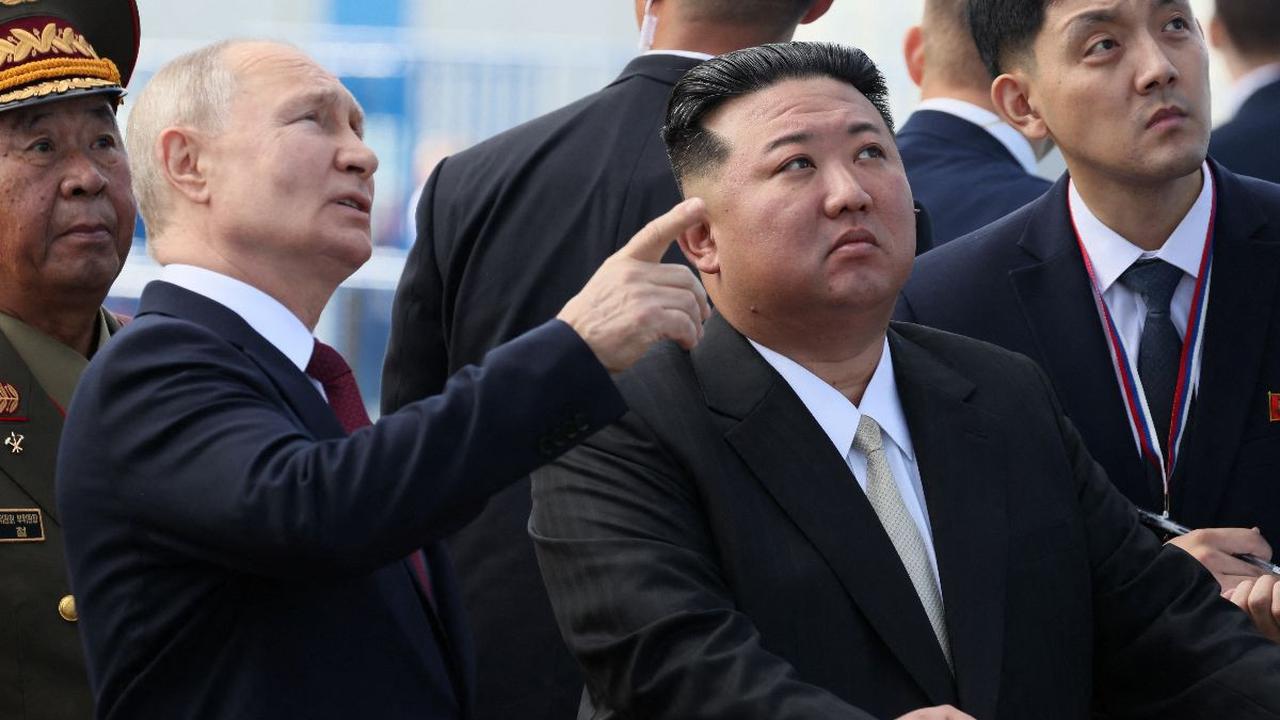 Sesekali Presiden Vladimir Putin terlihat berbincang akrab dan memberikan penjelasan mengenai roket-roket Rusia kepada Kim Jong-un saat melihat lokasi Kosmodrom Vostochny.
