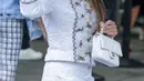 Penélope Cruz juga terlihat begitu memukau dalam balutan one set bernuansa putih. Aksen bordir menambah kesan yang elegan. [Foto: Chanel.Dok]