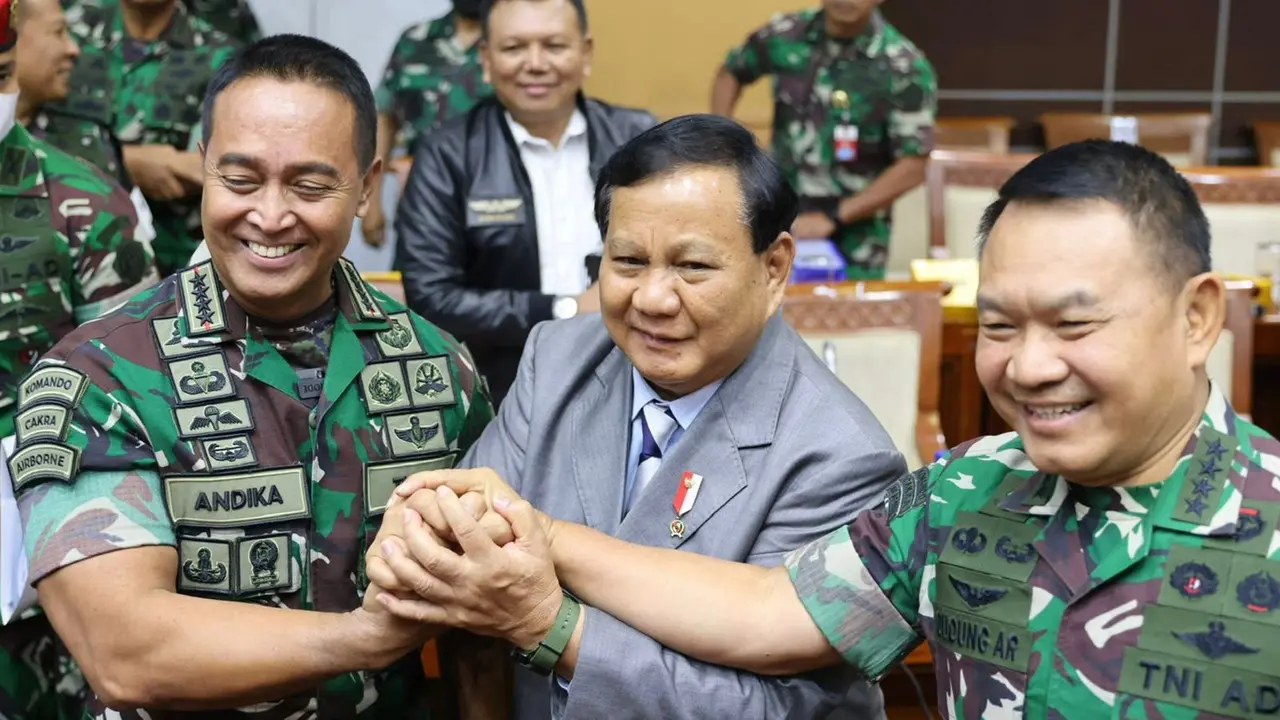 Momen Panglima TNI dan KSAD bersalaman bersama dengan Menteir Pertahanan Prabowo Subianto usai rapat di Komisi I DPR. (Dok: Tim Dokumentasi Kemhan)