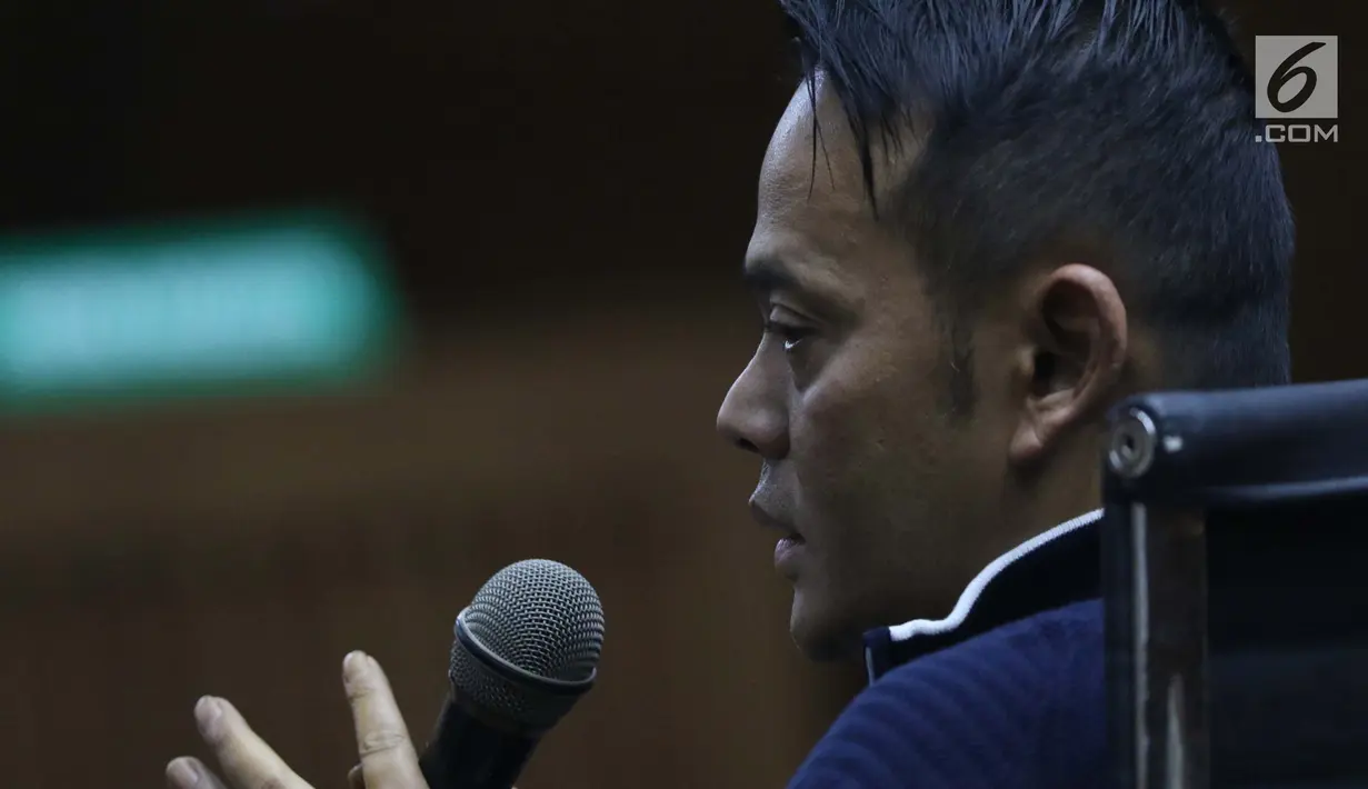 Terpidana kasus suap pejabat Bakamla, Fahmi Darmawansyah saat menjadi saksi pada sidang lanjutan dugaan suap terkait penambahan anggaran pengadaan satelit monitoring dan drone Bakamla dengan terdakwa Erwin Syaaf Arief, Pengadilan Tipikor, Jakarta, Senin (5/8/2019). (Liputan6.com/Helmi Fithriansyah)