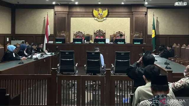 SIdang tiga hakim terima suap dari terdakwa kasus korupsi minyak mentah