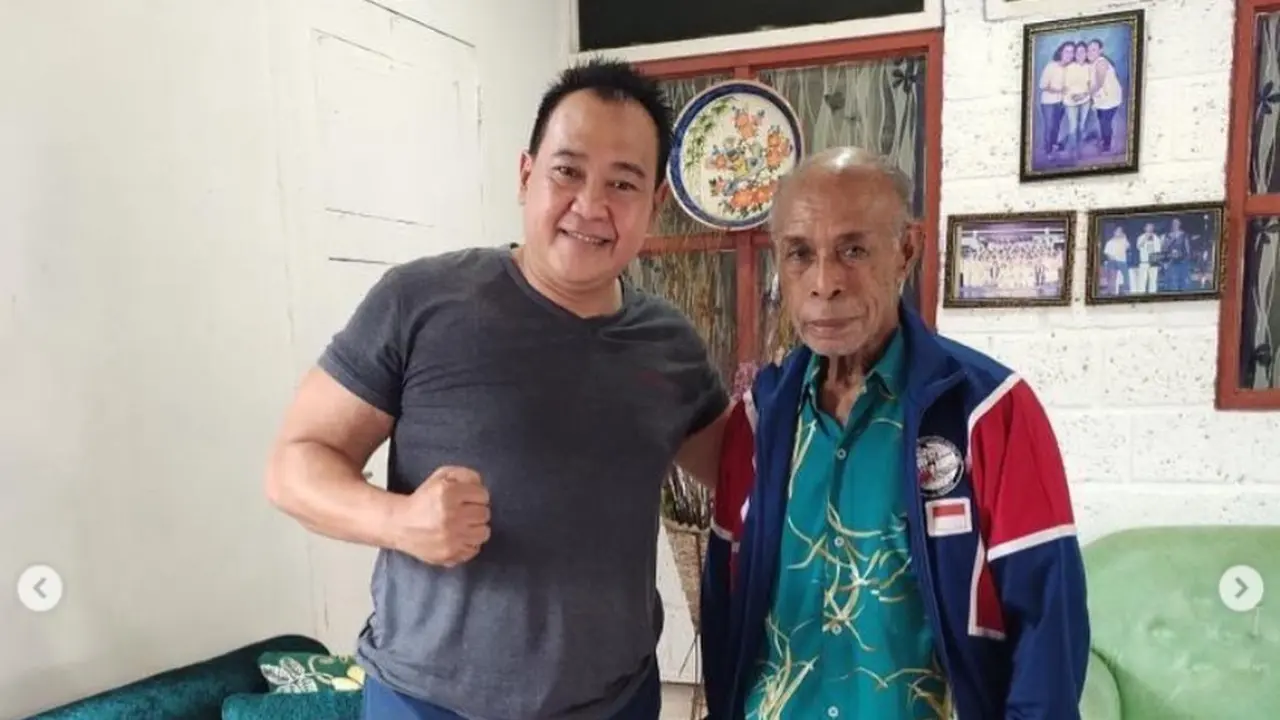 Levi Rumbewas (kanan) mantan atlet binaraga yang jug ayah dari atlet angkat besi Lisa Rumbewas