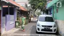 Seorang wanita berjalan di kawasan Intan Berduri, Sumur Batu, Jakarta, Rabu (9/06/2021). Kelurahan Sumur Batu memberlakukan mikro lockdown di RT 1, RT 2 dan RT di RW 03 setelah 34 warga positif COVID-19. (Liputan6.com/Herman Zakharia)