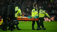 Gelandang Liverpool asal Jepang bernomor punggung 03, Wataru Endo, dibawa keluar lapangan dengan tandu selama pertandingan Liga Inggris antara Sunderland dan Liverpool di Stadion of Light di Sunderland, timur laut Inggris, Kamis (12-2-2026) dini hari WIB. (ANDY BUCHANAN/AFP)