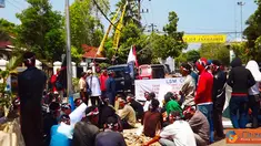 Citizen6, Sibolga: Rakyat dan mahasiswa yang tergabung dalam LSM CAKRA Sibolga, Tapanuli Tengah, berunjuk rasa di depan kantor Kejaksaan Negeri Sibolga. Rakyat menuntut mantan Bupati Tuani Lumbantobing dan Kepala Dinas Pendidikan Tapanuli Tengah, M Rumape