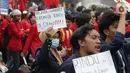 Mahasiswa dari sejumlah perguruan tinggi bersama kelompok buruh melakukan aksi unjuk rasa sambil berjalan menuju kawasan Patung Kuda, Jalan Medan Merdeka Barat, Jakarta, Senin (28/10/2019). Dalam aksinya, mereka menuntut penuntasan agenda reformasi. (Liputan6.com/Helmi Fithriansyah)
