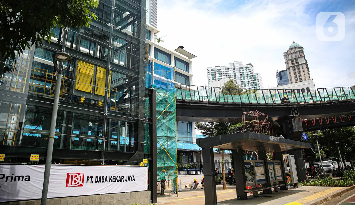 Pekerja menyelesaikan revitalisasi JPO Sudirman di Jakarta, Senin (22/11/2021). Gubernur DKI Jakarta Anies Baswedan mengatakan bahwa progres revitalisasi JPO Sudirman sudah mencapai 91 persen. (Liputan6.com/Faizal Fanani)