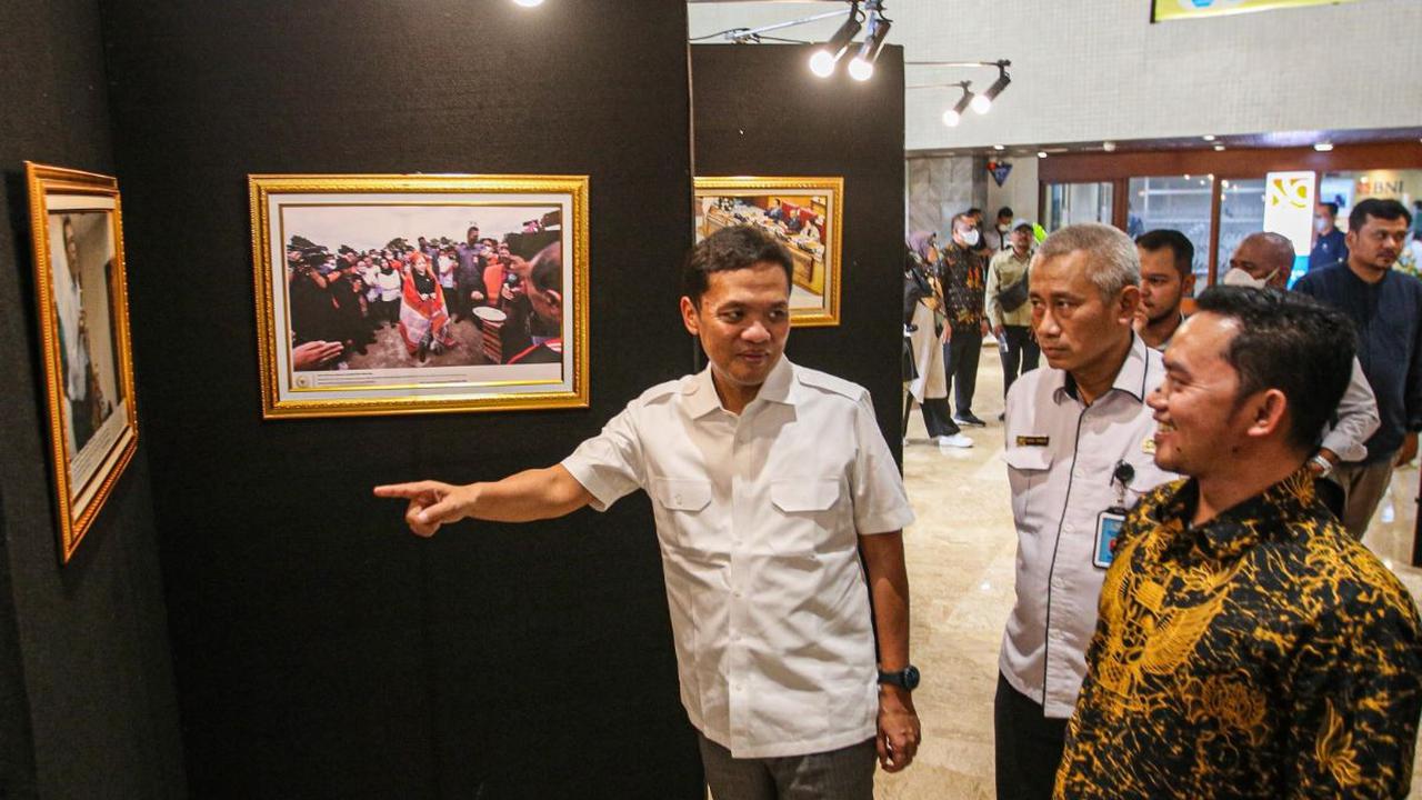 Saat berkeliling mengamati karya-karya fotografi dari enam belas jurnalis foto parlemen, Wakil Ketua Komisi III DPR, Habiburakhman sempat memberikan komentar beberapa foto yang dilihat.