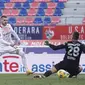 Striker AC Milan Milan Ante Rebic merobek gawang Bologna pada laga Liga Italia di Renato Dall'Ara, Sabtu (30/1/2021). (Spada/LaPresse via AP)