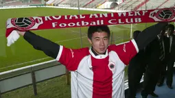 Akibat tak mendapat tempat di tim utama, Manchester United langsung meminjamkan Dong Fangzhuo ke Royal Antwerp selama 3 musim hingga pertengahan musim 2006/2007. Ia total tampil dalam 57 laga dengan torehan 34 gol dan 3 assist selama masa peminjaman tersebut. (AFP/Belga/Peter De Voecht)