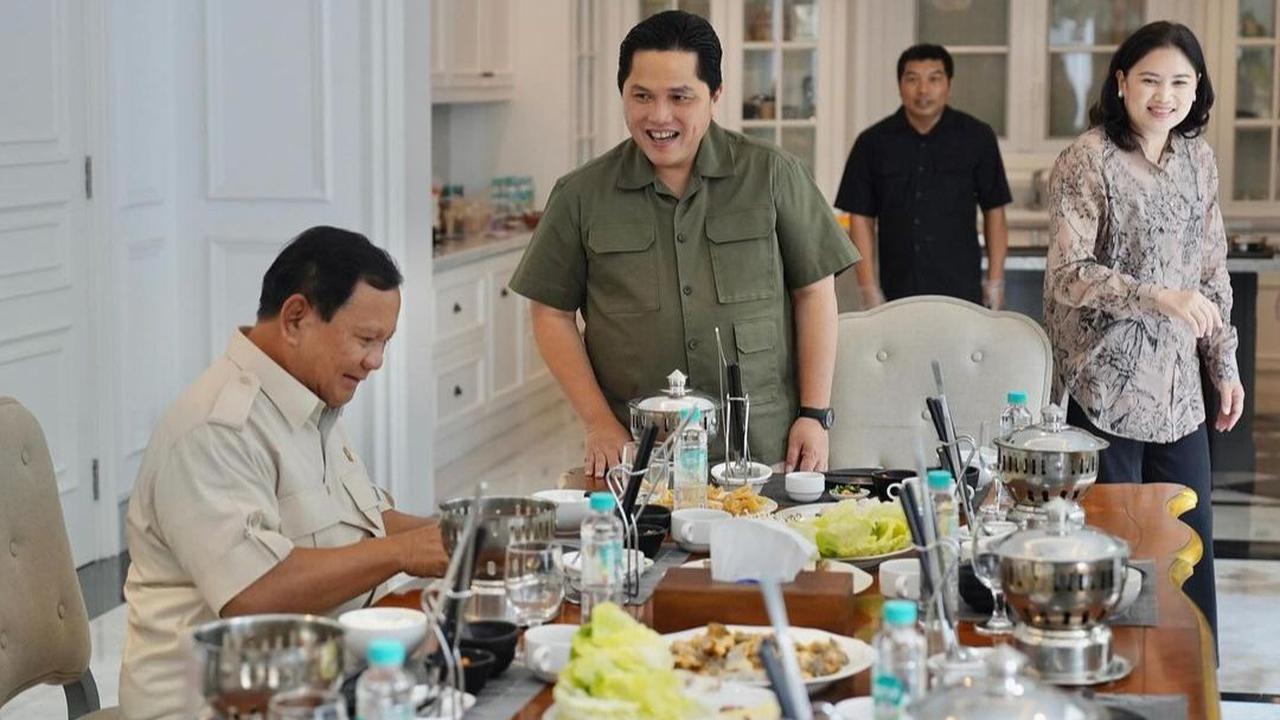 Tolak Duduk di Kursi Utama Meja Makan<br>