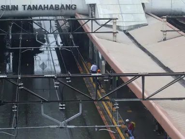 Suasana Stasiun kereta Tanah Abang, Jakarta, Rabu (1/1/2020). Hujan yang mengguyur Jakarta sejak Selasa sore (31/12/2019) mengakibatkan rel terendam dan perjalanan kereta dari dan ke Stasiun Tanah Abang dihentikan sementara. (Liputan6.com/Helmi Fithriansyah)
