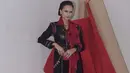 <p>Sedangkan di foto ini, Lutesha memilih tampilan glam-rock. Dengan outfit hitam-merah, Lutesha menyempurnakan penampilannya dengan makeup yang rock and roll. Foto: Instagram.</p>