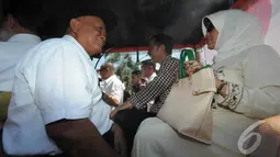 Jokowi naik andong ditemani ibu kandungnya saat blusukan ke Malioboro dan Pasar Beringharjo di Yogayakrta, Senin (2/6/2014) (Liputan6.com/Herman Zakharia).