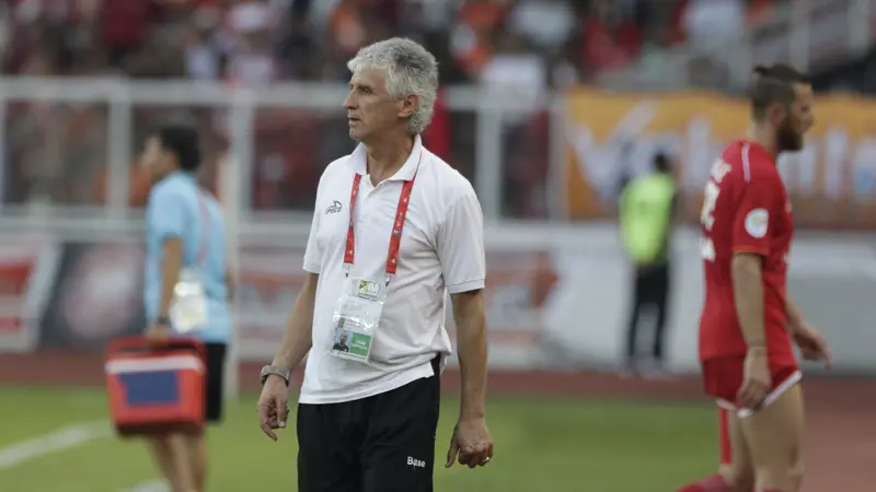 Pelatih Persija Jakarta, Ivan Kolev, mengamati pemainnya saat melawan Becamex Binh Duong pada laga Piala AFC. (Bola.com/M. Iqbal Ichsan)