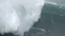 Peselancar Lucas Chianca dari Brasil mengendarai ombak selama kompetisi selancar ombak besar Nazare Tow Challenge di Praia do Norte, atau Pantai Utara, di Nazare, Portugal, Kamis, 10 Februari 2022. (AP Photo/Armando Franca)