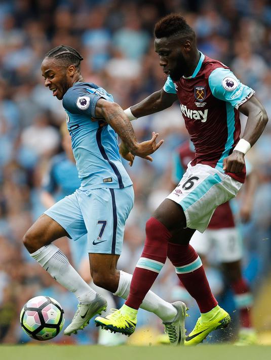 Raheem Sterling saat membawa bola dari kejaran pemain West Ham United, Arthur Masuaku di liga Inggris di Stadion Etihad, Inggris (28/8). Pemain 21 tahun ini hanya mampu buat 11 gol dan 10 assist di seluruh kompetisi musim lalu. (Reuters/Darren Staples)