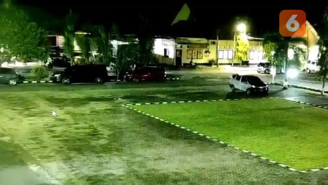 4 Temuan dalam Peristiwa Minibus Bergerak Sendiri di Parkiran Polres Pinrang - Vimarsana News