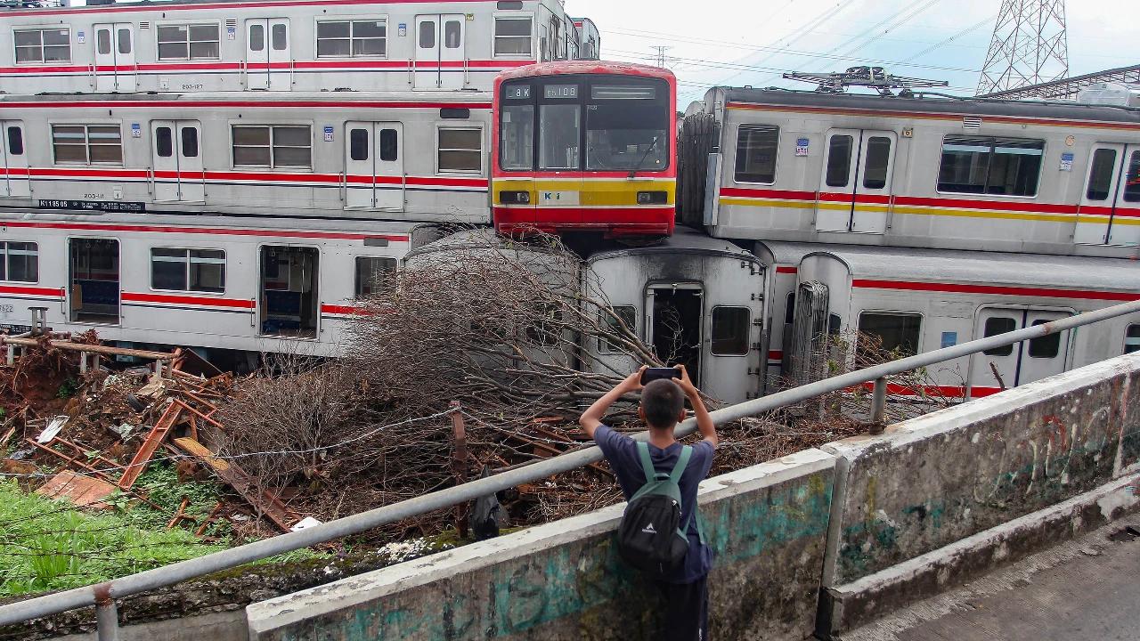 FOTO: Gerbong KRL Afkir Bertumpuk di Depok Picu Rasa Penasaran Warga