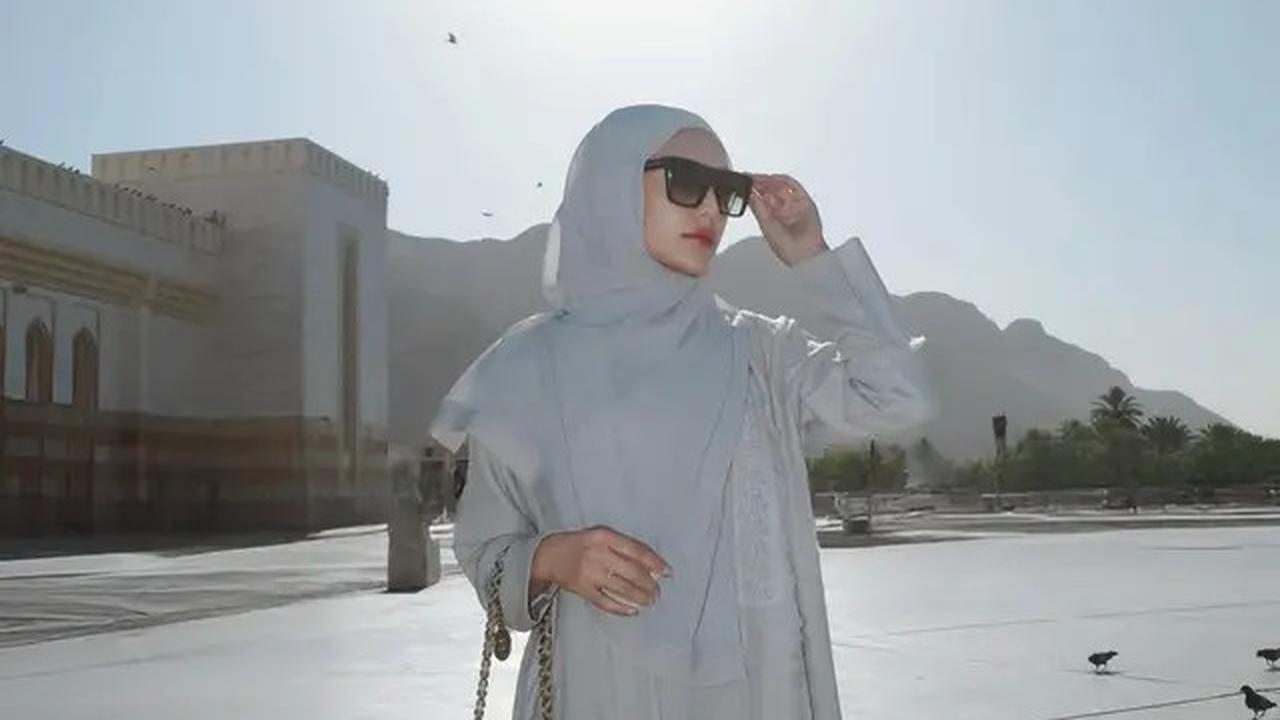 Gaya Annisa Aziza Pakai Hijab dan Baju Syar'i saat Umroh, Tampil Anggun dan Memukau